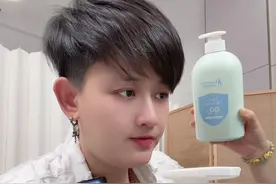 闭眼拍，拿这个#袋鼠妈妈 内裤洗衣液，去洗裤衩子裤裆发黄跟残留的血迹，凉水洗秒掉，中性酵素成份，清洁能力强，抑菌率高达99%，所有你想让它洗得更干净，不要有刺激性低残留的东西，都可以拿它洗，母婴可用，使用范围非常广泛#洗护好物#内衣洗衣液#污渍轻松去除