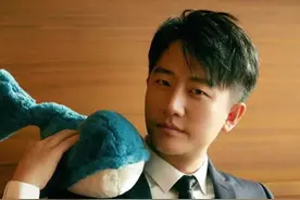 谁能想到，演员黄轩在三年内失去了三位亲人#人物故事 #黄轩 #人物故事 #内容启发搜索视频封面