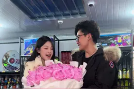 放烟花把女朋友裤子蹦烂了，送她玫瑰花烟花安慰她呜呜呜#泽沐 #玫瑰花烟花