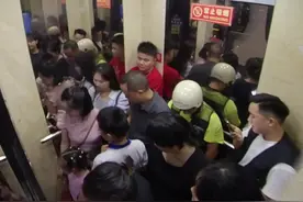 你能不能正经找个男朋友嘛，天菩萨……你这种搞我压力大得很啊#社交牛逼症 #刘宝琴 #电梯战神