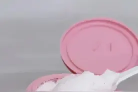 鸡皮肤、关节黑？要改善这些皮肤问题需要在皮肤问题严重的部位坚持并有效使用磨砂膏，这里介绍了6种使用磨砂膏的方法，根据自己的皮肤状态选择使用。半亩花田的磨砂膏有两种香型，去角质的同时，皮肤还香香的。#去角质 #磨砂膏去鸡皮