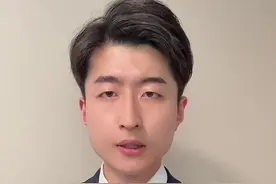 新生儿坐高铁就医，乘客捐款！ #父亲抱新生儿就医乘客解囊相助 #热点新闻 #新生儿视频封面