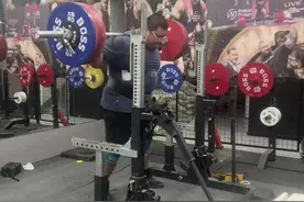 今日深蹲320kg#健身 #脂包肌 #精神氮泵 #日常训练 #自然健身