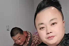 弟弟每天这么辛苦照顾姐姐，还有这样乐观心态哄姐姐开心，姐姐真幸福。#传递善良传递爱 @抖音短视频