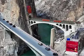 一条川藏线，无数英雄魂，致敬怒江大桥背后的英雄。#怒江大桥#此生必驾318#25款坦克300来了 #坦克300百城万里探秘之旅 #25款坦克300有哪些亮点视频封面