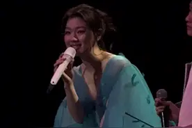 哈哈哈哈单依纯唱到一半，发现唱错了，直接唱着回应#单依纯北京演唱会视频封面