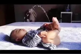 #人类幼崽调皮趣事 #萌娃被卡小车里遭亲妈无情嘲笑视频封面