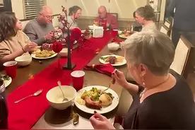 第一次邀请爷爷的大家族来家里，一起庆祝中国的新年。食物中西合璧，每个人都吃得很开心！#中美家庭#日常生活#美国生活#日常vlog视频封面