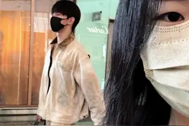 遇到喜欢的人就这么拍吧！我知道再也回不到遇见你的那天了。凑巧的出差，凑巧的找厕所，凑巧的看到人群去凑热闹，凑巧的听到是你。而正好的是，我出差带的衣服都是你的同款。是那段暗色生活中出现的阳光啊！#夏之光 #拍出电影感 #应援