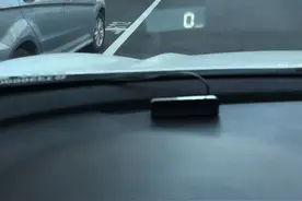 全网最简单的左侧侧方停车 最适合新手的左侧侧方停车方法，只有两步①左边打半圈②右打满。（不用回正倒车）本人多年经验总结，【欢迎同行学习模仿】。这种侧方停车的方法适合所有suv/mpv/轿车C照能开的车型，更适合窄路侧方停车，可以根据自己车型的长度和参照车的长度调整停车的位置，一般我们都是以后视镜对齐车头为主，遵旨小角度长距离倒车原则。#左侧侧方停车 #侧方停车 #新手停车技巧