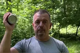 老大爷在野外捡到了一瓶罐头，他用简单的方法，把罐头加热了吃 视频封面