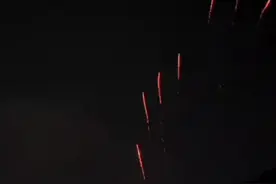 #dou上热门话题 哇塞！“海上生花”烟花，绽放梦幻海滨奇景   🎇宝子们，快来领略这款“海上生花”烟花的独特魅力，它就像一场来自海洋的绮梦，在夜空中与大海共同谱写出美妙的乐章。   🌟当夜幕温柔地笼罩海面，“海上生花”烟花于海边点燃。第一束烟火冲向天际，瞬间化作金色的星雨洒落，宛如月光洒在海面上泛起的粼粼波光，为这海上之夜拉开梦幻的序幕。紧接着，五彩斑斓的烟花如繁花般在海空绽放，红的似娇艳的珊瑚，在深海中热情绽放；蓝的像深邃的海水，神秘而悠远；绿的若摇曳的海草，充满生机与灵动。   🌈色彩搭配尽显海洋风情。红色代表着海洋深处隐藏的热情与活力，如同海洋生物们蓬勃的生命力；蓝色是大海的主色调，深邃且宁静，让人仿佛能感受到大海无尽的包容；绿色象征着海洋中的生机，像那一片片生机勃勃的海底植被。这些色彩在海面上空交织，与大海相互辉映，构成了一幅绝美的海滨夜景图。   🎉伴随着烟花绽放的清脆声响，海风轻轻拂过，带来海水的咸涩气息，仿佛能听见大海为这场烟花秀轻声吟唱。“海上生花”烟花，不只是一场视觉盛宴，更是一次与大海的浪漫对话。它让你在烟火的绚烂与大海的浩瀚中，忘却一切烦恼，沉浸在这如梦如幻的海滨奇景里，感受大自然与烟火艺术融合的独特魅力。   #海上生花烟花 #海滨夜景 #梦幻烟火秀