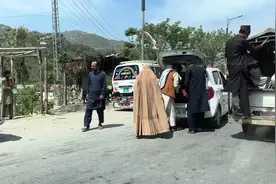 走在巴基斯坦街头，让女人最恐惧的是当地男人们的死亡凝视视频封面