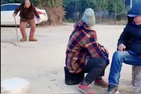 农村老人的生活烤烤火喷喷筐视频封面