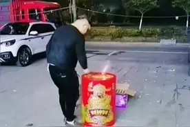 这些狗子太开心了，不怕了就喜欢玩 #放鞭炮 #狗狗🐶 #主人与狗子玩放炮#看一遍笑一遍视频封面