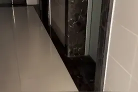 电梯在这一层一直开着门也不走，还发出滴滴滴的声音，看什么原因导致的？#电梯维保 #电梯故障