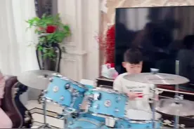 早上起来，小孙儿要去上幼儿园了，奶奶爱你😘打个架子鼓再去上学啦😂亲爱的家人们早上好☀️爱你们哦❤️ #陪伴是最大的幸福 #真实生活记录 #家纺床上用品 #一件也是出厂价 @香姐姐（晚上六点半夏凉家纺上新） @香姐姐小号视频封面