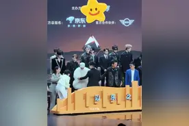 WB音乐盛典大合影 周深让位太可爱了#周深 #李宇春 #林志颖 #王嘉尔 #刘宇宁视频封面