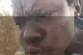 在#非洲 #哈扎比部落 很好多人留言想看，嘟嘟吃皮蛋，今天安排上了，下期想看什么品论区留言。#海外生活 #原始部落 #非洲洋洋