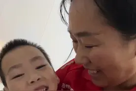 重庆，凌晨38℃。 女儿熟睡了，妈妈出发了。 路再烫，心里也亮堂； 多送一单，女儿就多一缕光！ 汗水模糊了视线，但心里有彩虹。 加油，为了我的小太阳！#妈妈的外卖箱里藏着母爱 #记录真实生活 #单亲妈妈