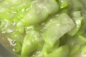 湖南白玉丝瓜——自然馈赠的美味珍宝 湖南白玉丝瓜，独特的蔬菜珍品。它外观玉白温润，瓜条粗短，表皮光滑如脂，区别于普通丝瓜，极具辨识度。 口感上，肉质紧密细嫩，纤维少，软糯清甜，独特风味令人难忘。 生长特性优良，生长周期略长，经培育抗病力强，尤其对霜霉病、白粉病抵抗力突出，降低种植成本。 营养丰富，维生素C含量比普通丝瓜高约20%，钙和铁含量也更丰富，能增强免疫力、有益骨骼健康。 种植于湖南，当地气候和土壤孕育出高品质丝瓜。每年5 - 11月为采摘期，周期长、产量高、效益稳。 无论是清炒、做汤，湖南白玉丝瓜都能展现独特美味，是健康饮食的优质选择，让您品尝到自然与美味的融合。#同城好店推荐 #附近美食 #同城美食推荐 #美食分享 #美食推荐视频封面