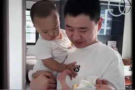 爷爷奶奶给俩孙子的大红包，一份是对老二的欢迎 一份是对老大的周岁祝福 为了让儿媳能更好的做坐月子婆婆也是主动先回家#坐月子 #隔辈亲 #家庭日常 #从此家的含义变得更具体视频封面
