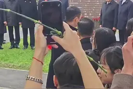 行政夹克是不是只有亚洲领导才穿。#越南 #内容启发搜索