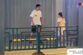 情侣街头吵架，吵着吵着被抱走了 #街拍 #万万没想到 #情侣视频封面