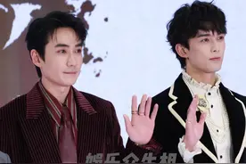 #朱一龙 #吴磊 帅哥同框亮相#抖音电影奇遇夜 红毯两位状态好顶！#抖音电影奇遇夜红毯好多人啊 #电影东极岛视频封面