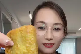 直接炸，小火煎，4袋约36到40段。油炸8分钟左右，空气炸锅200度烤20分钟，中间翻下面！#天海藏香酥带鱼段 #带鱼 #带鱼段 #特好吃