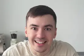 带小老外正确吃水果，荔枝蘸酱油意外的好吃，但李子拌蒜蓉是哪里的吃法？#荔枝蘸酱油挑战 #快喊你滴好朋友请你吃荔枝 #第一个荔枝蘸酱油的人是天才 #夏天的味道在抖音