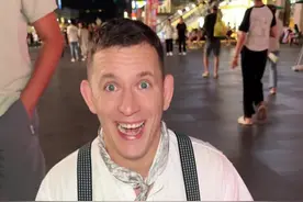 深圳太超前了吧！如果不是我在中国真的体验到了，我是一点都不相信石墩子也能充电！而且还是免费！#深圳 #无线充电 #外国人在中国 #科技之都深圳 #这还是我认识的石墩子吗