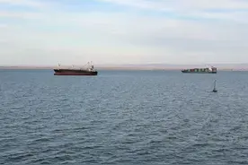 苏伊士运河通过船舶数量大减 胡赛武装对红海商船攻击，对国际局势影响还是非常巨大的#红海 #胡赛武装 #苏伊士运河 #国际局势视频封面