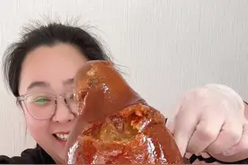 每次吃鸭皮蘸白糖，总有姐妹觉得接受不了，但是北京烤鸭就是这个吃法，片成片儿，蘸白糖，好吃！不是只有我这样吃😁你们也试试#创作者中心 #创作灵感 #烤鸭