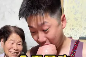 减肥就吃这一根火腿肠不能胖吧？ 今天就吃一根火腿肠PLUS～#隔辈亲 #吃了一根火腿肠会长胖吗 #搞笑视频封面