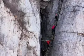 中灵山－万丈梯 距离郑州100公里 在少林寺西侧20公里中灵山上 这是一条香客搭建在绝壁上的天体 免费方便香客们上山烧香走的走的 后来被驴友发现，从这里可以穿越到刀背山，小长城，和偃师黄金大草原 是一条非常经典的户外徒步线路 线路惊险，普通游客千万不要单独前往 #郑州 #郑州徒步  #郑州户外  #郑州周边游玩推荐  #户外徒步登山视频封面
