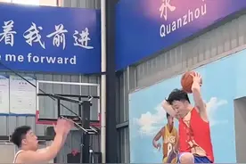 【篮球规则演示】救球加塞击地直接进球 #篮球🏀 #抖音篮球 #篮球教学 #篮球规则 #内容启发搜索视频封面