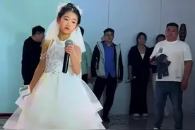 婚礼现场，小花童送戒指，一首歌#来生不一定遇见你  唱的太感人了#沾沾喜气