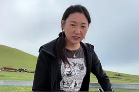 牧民与马的情谊是岁月里最动人的诗篇。一匹马，承载着牧民的希望与生活；一副鞍，连接着人马之间的默契与信任。当马鞍历经风霜破旧不堪，牧民总会停下脚步，用双手与匠心细细修补。这不仅是为远行的路做好准备，更是对并肩伙伴的深情守护，每一针每一线，都缝进了草原人对马最真挚的牵挂与疼爱。#新农人计划2025 #乡村守护人 #真实牧区生活视频封面