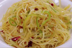 饭店的酸辣土豆丝为什么那么脆爽好吃呢，那是因为他们的放料顺序都是有讲究的，今天我就把详细的做法分享给大家#酸辣土豆丝 #家常菜 #美食教程