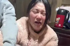 爷爷将孙女一手带大，两人相依为命，孙女说如果35年前不是爷爷，自己早就被送人了，孙女放弃事业回来照顾90多岁爷爷八年，如今爷爷去世，孙女崩溃大哭！