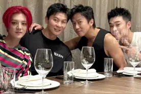 李晨晒与鹿晗邓超陈赫合影并配文：gogogo。此前李晨现身鹿晗演唱会，网友：梦回跑男！#李晨 #鹿晗 #邓超 #陈赫