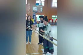 苗族绝技 现场邀请两个人，大师做法后，两根竹竿中间部位，没有外力的情况下，竹竿中间点就能自动合拢在一起。现场邀请的朋友都说有股神奇的力量靠拢。走进湘西，感受神秘#非遗文化 #苗族绝技 #仙人合竹 #苗族姑娘 #非遗
