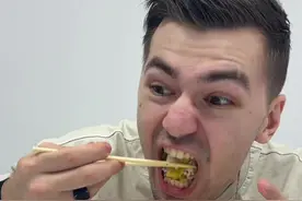 三种人吃饭对比，模仿霸总吃饭 模仿韩国霸总吃饭vs俄罗斯人吃饭，哇哦～🤩#搞笑 #霸道总裁 #抽象 #老外真会玩视频封面