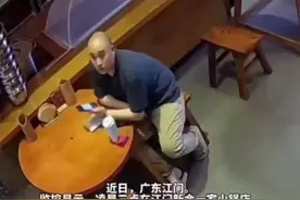 2025年1月4日凌晨三点左右，在广东江门新会区的一家火锅店内，发生了一起令人后怕的事件。当时，店主汤先生正准备打烊，他的女儿因为疲惫趴在桌子上熟睡。一名陌生男子突然闯入店内，径直朝着女孩的方向奔去。汤先生见状，迅速起身将该男子制服。并立刻拨打了报警电话。#安全意识教育视频封面