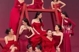 《VOGUE》编辑总监刘冲分享拍摄花絮，11位女星开拍前闲聊，喊完321看镜头立马切回营业状态。#vogue #杨幂 #迪丽热巴 #刘亦菲