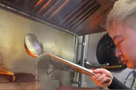 很多人说年轻人不愿意做厨师，不是我们选择这份工作，是这个行业带给了我们想要的生活，你是用工作维持生活还是改变生活？任何时候，清醒、有方向又努力的人都不会差。