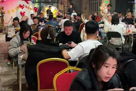 害怕沉默错过，期待真情被你看见；爱情不怕眷恋，就怕没机会让你听见我的心#热门音乐🔥 #前奏一响拾起多少人的回忆 #老歌越听越有味 #哈尔滨旅游攻略 #城市里的烟火气视频封面