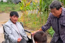 三行一天没见他爸爸了，老表接他放学回来，一直让他爸爸抱着不撒手，老表虽然年龄有点大，但在三行心里，他是三行的依靠，也是三行的山！#新农人计划2025 #抖音记录农村生活 #我的农村生活 #农村生活 #记录真实农村生活