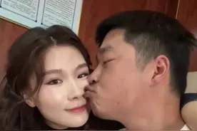 千万网红张白鸽和男友老许分手了吗？近期直播间里没见到两人同框呀！鸽子直播间里的泰国黑姜洗发水真是卖爆了！泰国黑姜洗发水，真的巨好用！里面满满的黑姜颗粒，活性超高。洗完头皮清爽不油，头发蓬松顺滑。还添加多种植萃，温和又安心。真心推荐！#张白鸽#张白鸽和老许分手了吗#泰国黑姜洗发水 #控油蓬松 #好物分享@张白鸽·金其父女走全球🇨🇳 @DOU+小助手